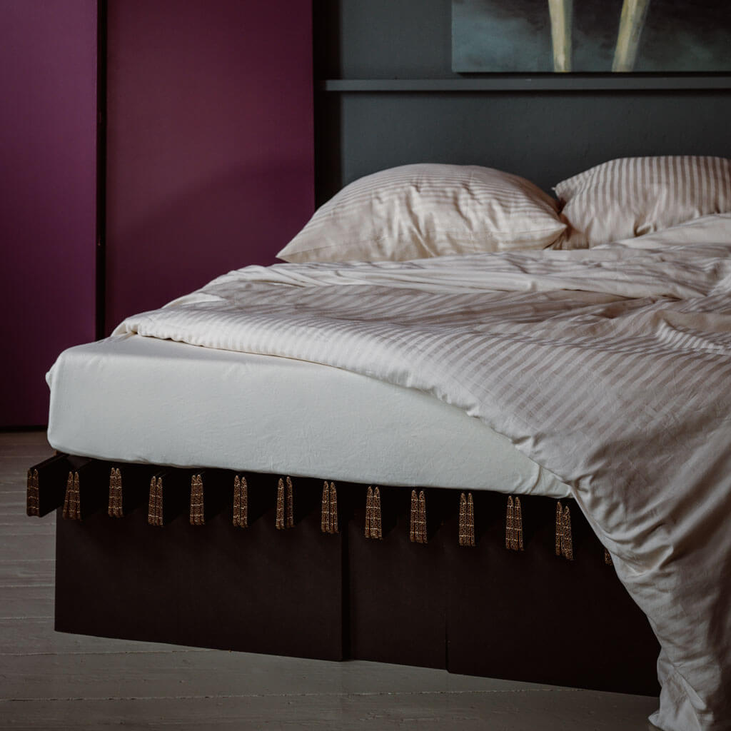 ROOM IN A BOX GRID family bed in black with mattress